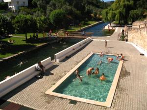 戈伊什Casa do Neveiro的一群人在游泳池玩耍