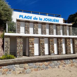 波尔尼克Loralistudios, Maison en bord de mer的一座有标志的建筑,上面写着“地方”的字样