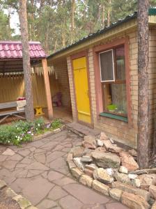 博罗沃耶Гостевой дом Azia的一座带黄色门和庭院的房子