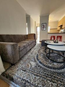 Elegant 2 bed apartment next to Gautrain Centurion的休息区