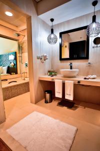 迪拜阿尔巴沙招牌酒店的浴室配有盥洗盆和浴缸。
