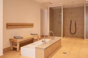 卢森塔尔博格霍夫瓦德酒店的带浴缸、水槽和淋浴的浴室