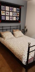 因克勒斯Apartamento en Vall d'Incles的卧室里的一张带毯子和枕头的床