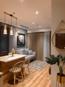 万隆R30 Apartemen Gateway Pasteur 2BR Daymentroom的厨房以及带沙发和桌子的客厅。