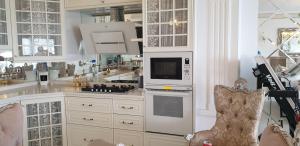 安塔利亚Konyaaltı plajına 10 dakika kral dairesi的厨房配有白色橱柜和白色家电