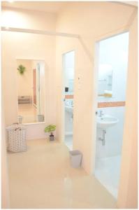 素可泰100sqm 2 bed apartment Sukhothai City的白色的浴室设有水槽和镜子