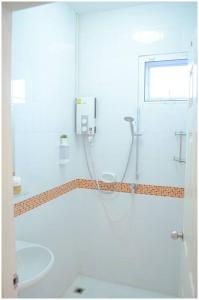 素可泰100sqm 2 bed apartment Sukhothai City的带淋浴和盥洗盆的浴室