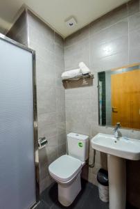 贝尼迈拉勒Hotel SunSet Beni Mellal的一间带卫生间和水槽的浴室