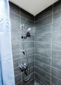 贝尼迈拉勒Hotel SunSet Beni Mellal的浴室内配有淋浴和头顶淋浴