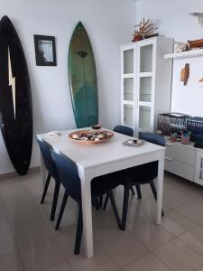 拉拉古纳Laluna的墙上的白色桌子、椅子和冲浪板