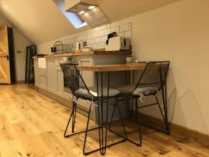 CratfieldThe Hive - beautiful studio with amazing hot tub的厨房配有桌子和两把椅子