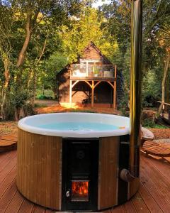 CratfieldThe Hive - beautiful studio with amazing hot tub的木甲板中央的火坑