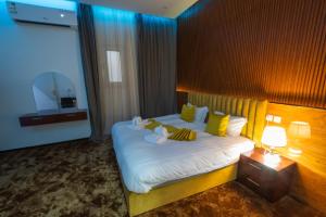 拉夫哈فندق ابيات الشمال的一间卧室配有一张带黄色枕头的大床