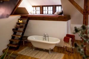 穆劳Studio Loft Murau - im Herzen der Altstadt的阁楼上配有白色浴缸的浴室