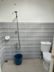 SaavedraSusana Goles Holiday House的带淋浴、卫生间和桶的浴室