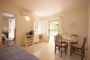 卡波利韦里Residence Villa Morcone的配有桌椅和厨房的房间