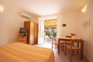 卡波利韦里Residence Villa Morcone的一间卧室配有一张床、一张桌子和一张桌子