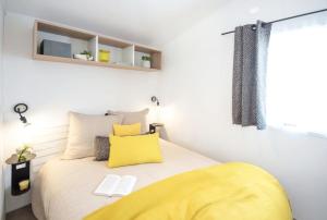 雷岛林滩Camping Le Suroit的一间卧室配有一张黄色毯子床