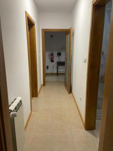 弗雷舒德埃什帕达阿辛塔Congidouro的走廊设有两个开放式门,一间房间设有地板