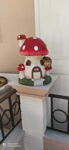 帕莱欧卡斯提撒spyridoula studio的玩具柜台上的蘑菇雕像