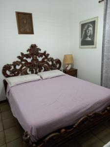特尔尼Villa San Valentino的卧室内的一张带木制床头板的床