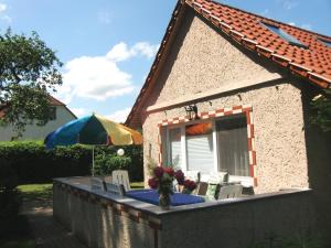 Groß TeetzlebenFerienhaus Schöne in Lebbin的房屋配有桌椅和遮阳伞