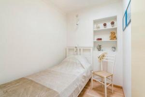 布兰肯贝赫Chez’ Elle的一间小卧室,配有一张床和一把椅子