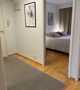 图尔库Tasokas jokiranta-asunto lähellä ydinkeskustaa的带卧室、床和门廊的客房