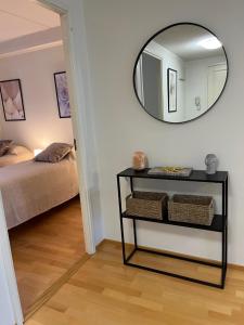 图尔库Tasokas jokiranta-asunto lähellä ydinkeskustaa的一面镜子在卧室旁边的墙上