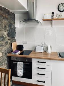 卡纳芬Stiwdio Eithinog的一间带柜台和炉灶的厨房 顶部烤箱