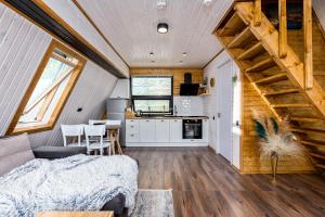 姆茨赫塔Modern Wood Cottages的一间客厅和厨房,位于一个小房子里