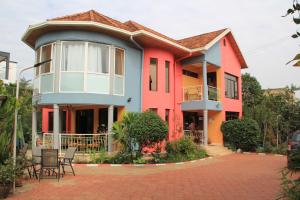 基加利Umusambi B&B的色彩缤纷的房屋前面设有庭院