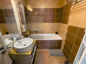 什特尔布斯凯普莱索Apartmán Crocus 313的浴室配有盥洗盆和浴缸。