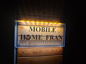 普利拉卡Mobile Homes Fran的我们有固定的汽车旅馆标志