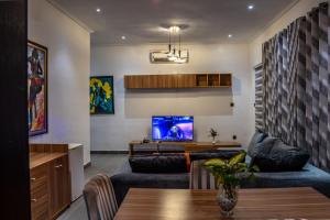 OkpanamNelson Mandela Gardens的客厅配有两张沙发和一台电视机