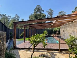 FreixoO Celeiros的后院的凉亭和游泳池