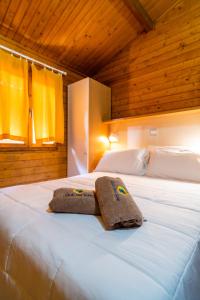 托雷德尔格拉戈普奇Italia Family Camping Village Viareggio的一间卧室配有两张带毛巾的床