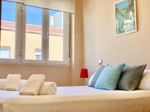 马德里Charming Blasco de Garay - Estancias Temporales的一间卧室设有一张大床和窗户