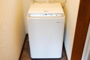 日光Nikko Cottage Yurt的客房内的白色洗衣机和烘干机