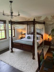 Dores阿克纳斯德旅馆的卧室配有带白色枕头的天蓬床