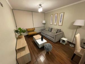 圣地亚哥阿莫布拉达斯蒙马特普罗维登公寓的客厅配有沙发和桌子