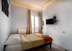 Au PIED de la GARE aux PORTES de PARIS客房内的一张或多张床位
