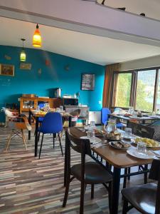 梅斯蒂亚萨克利拉哈姆什旅馆的一间设有桌子和蓝色墙壁的餐厅