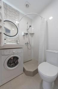 基辅MYFREEDOM Апартаменти метро Сирець的白色的浴室设有卫生间和洗衣机。