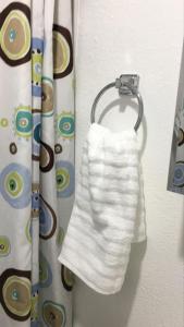 奥兰多Cozy studio apt的挂在窗帘杆上的白色毛巾