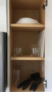 奥兰多Cozy studio apt的橱柜里放着一些碗和餐具
