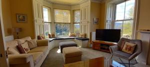 皮特洛赫里Kinnaird Country House的带沙发和电视的客厅