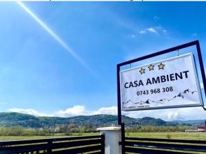 阿尔杰什河畔库尔泰亚Casa Ambientt的路旁加油站的标志