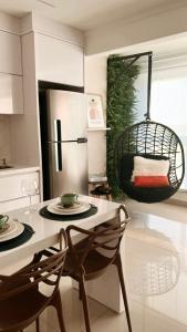戈亚尼亚Lindo flat Easy Life的厨房配有桌椅和冰箱。