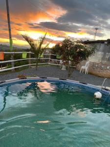 弗洛伦西亚CAMPING LOS ROBLES POPAYÁN的一座享有日落美景的大型游泳池